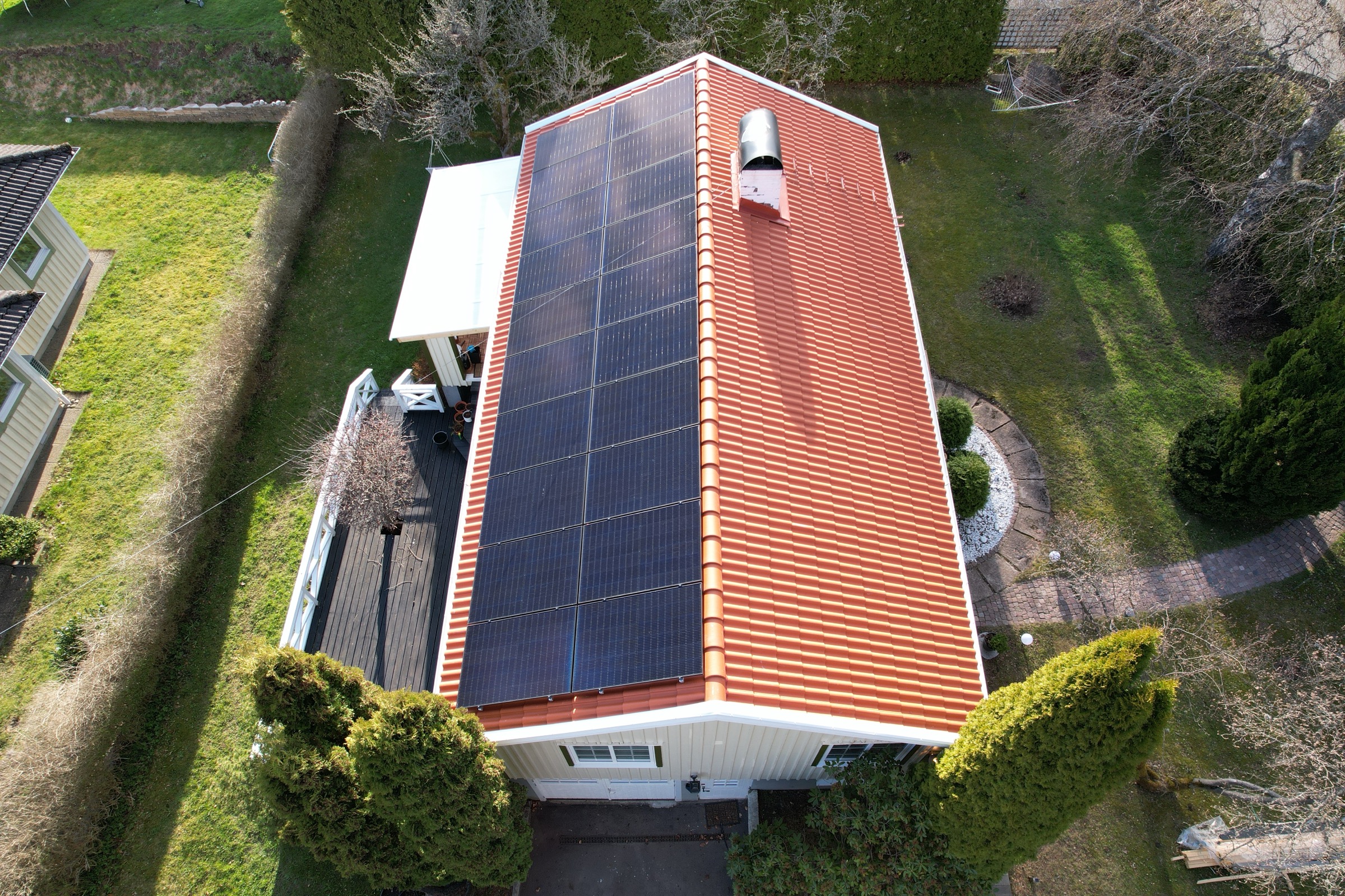 Takomläggning Göteborg — nytt tegeltak med integrerade solceller, drönarvy